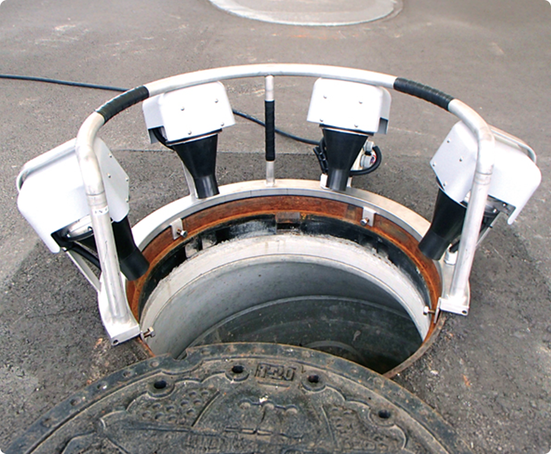 マンホールに設置されたリング型扇風機