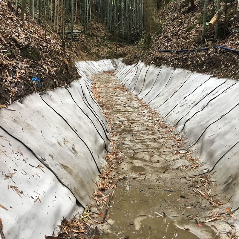 排水路へのコンクリートマット施工