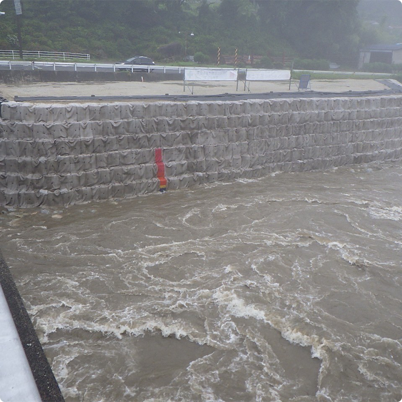 河川護岸へのコンクリートマット施工