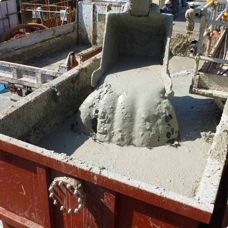 泥土を容器へ投入